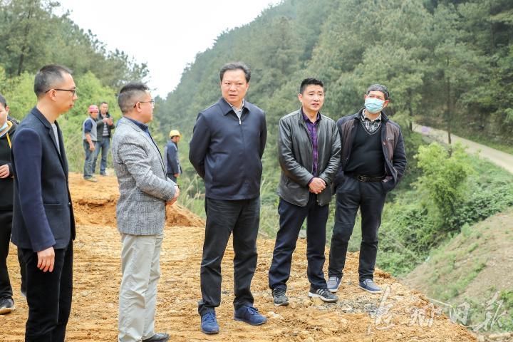 忠县县委副书记县长江夏前往善广乡调研脱贫攻坚工作