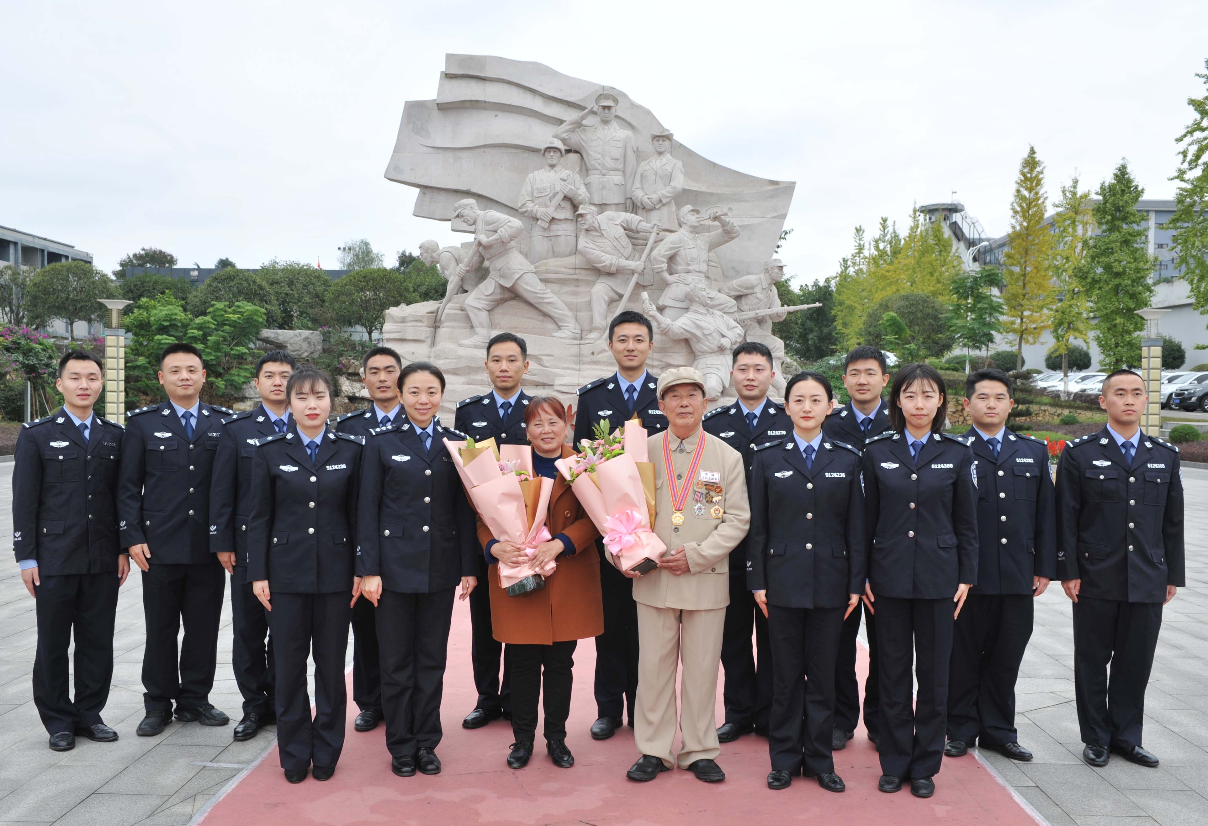 抗美援朝老战士涂青联及妻子与监狱青年民警合影.JPG