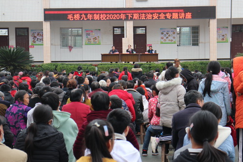 赵化法庭干警在富顺县安溪镇毛桥九年制学校讲法治课.jpg