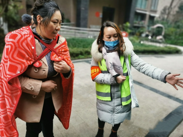 引导市民垃圾分类.jpg