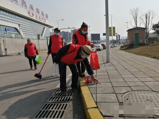 三雅公益志愿者正在捡拾垃圾.jpg