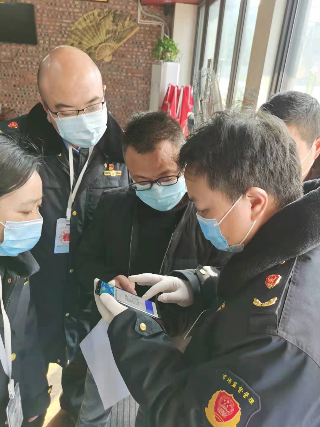 指导餐饮单位使用“天府健康通”场所码.jpg