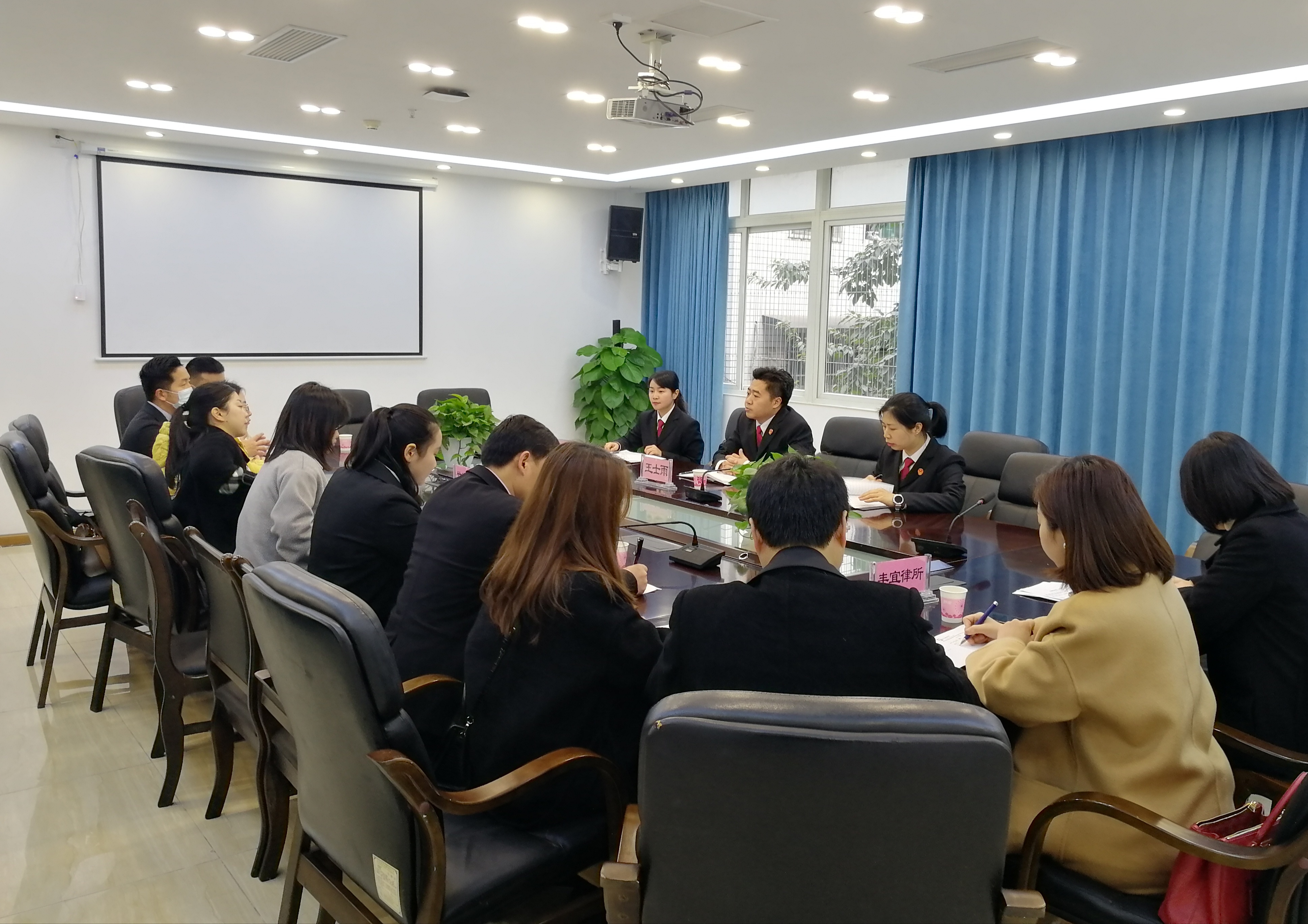 座谈会.jpg