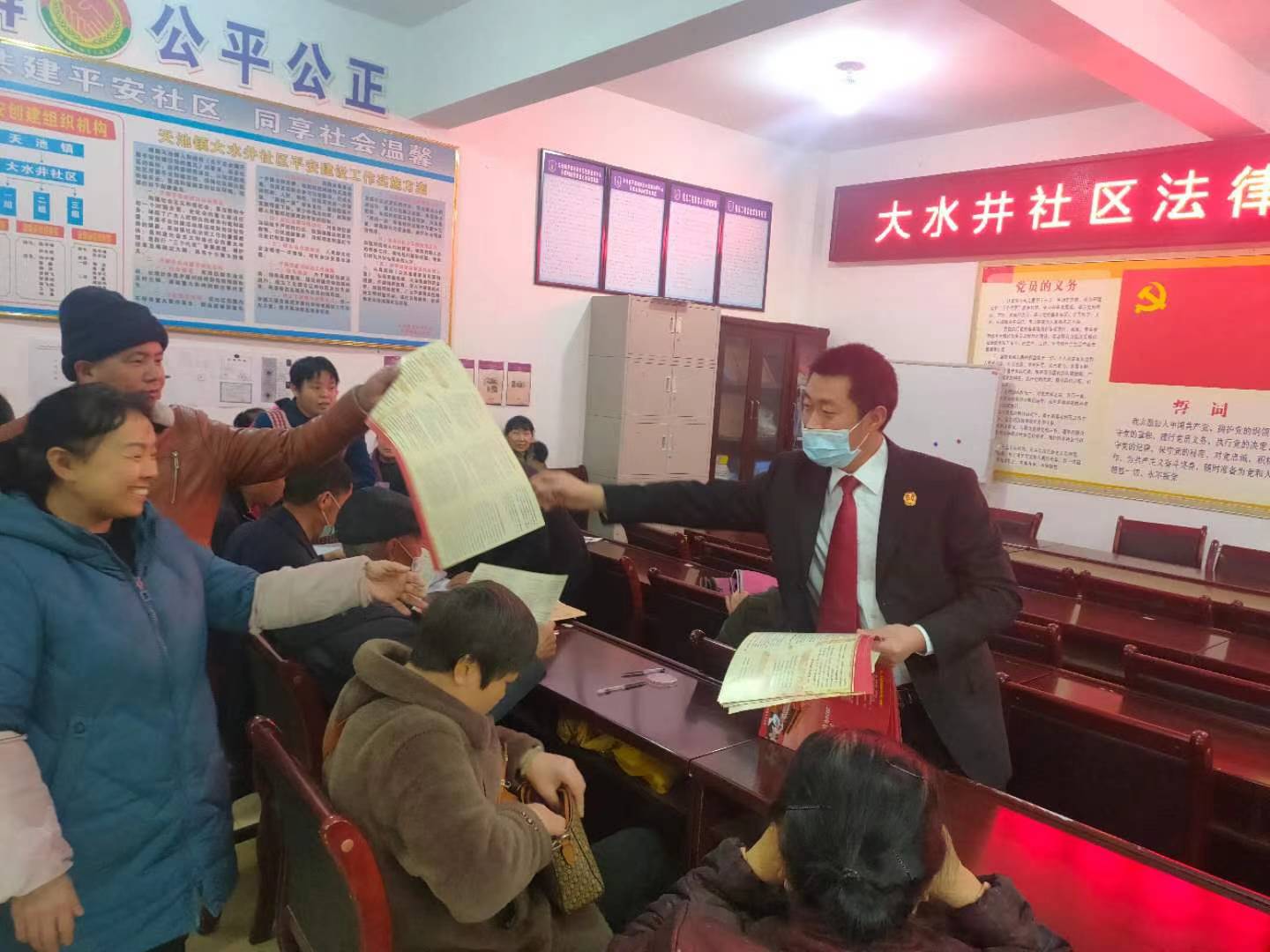 图：法官向当地村民发放普法宣传单.jpg