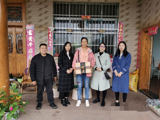 张荣容（左二）带领公司员工看望困难群众.jpg