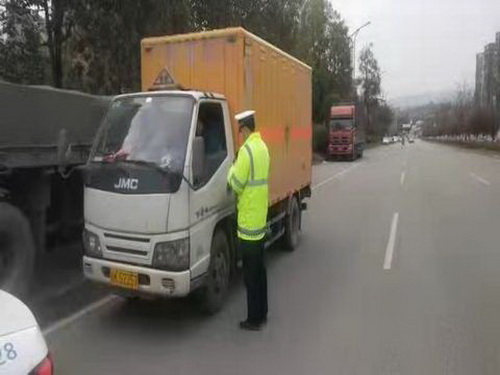 威远交警大队扎实开展危化品车辆专项统一整治.jpg