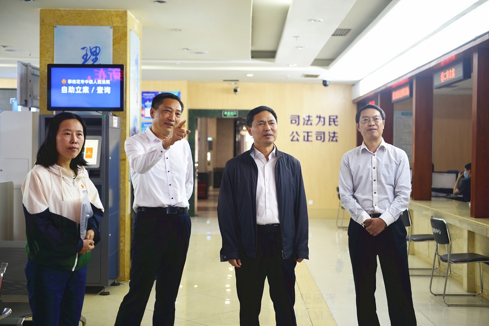 参观诉讼服务中心.JPG