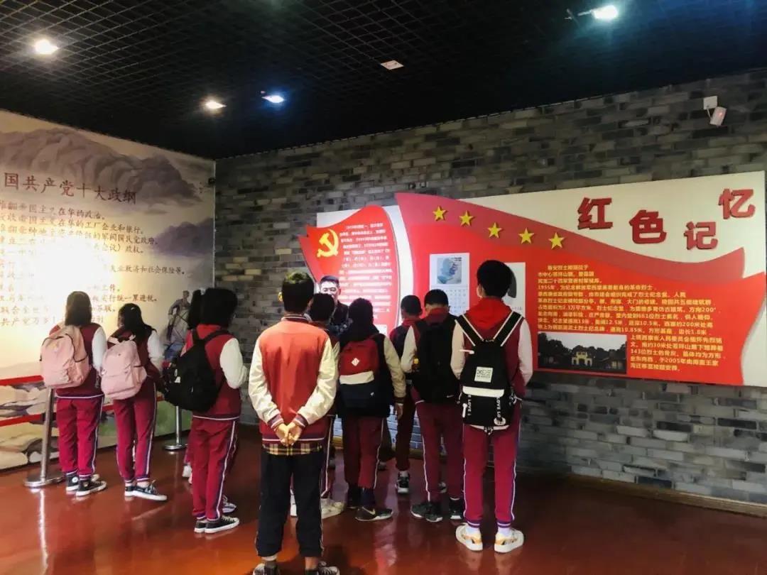学校师生到西康博物馆参观、聆听革命先烈事迹.jpg