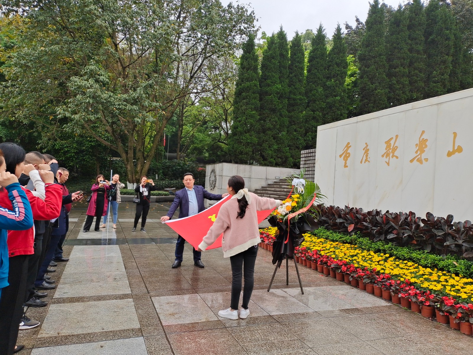 党员们重温入党誓词.jpg