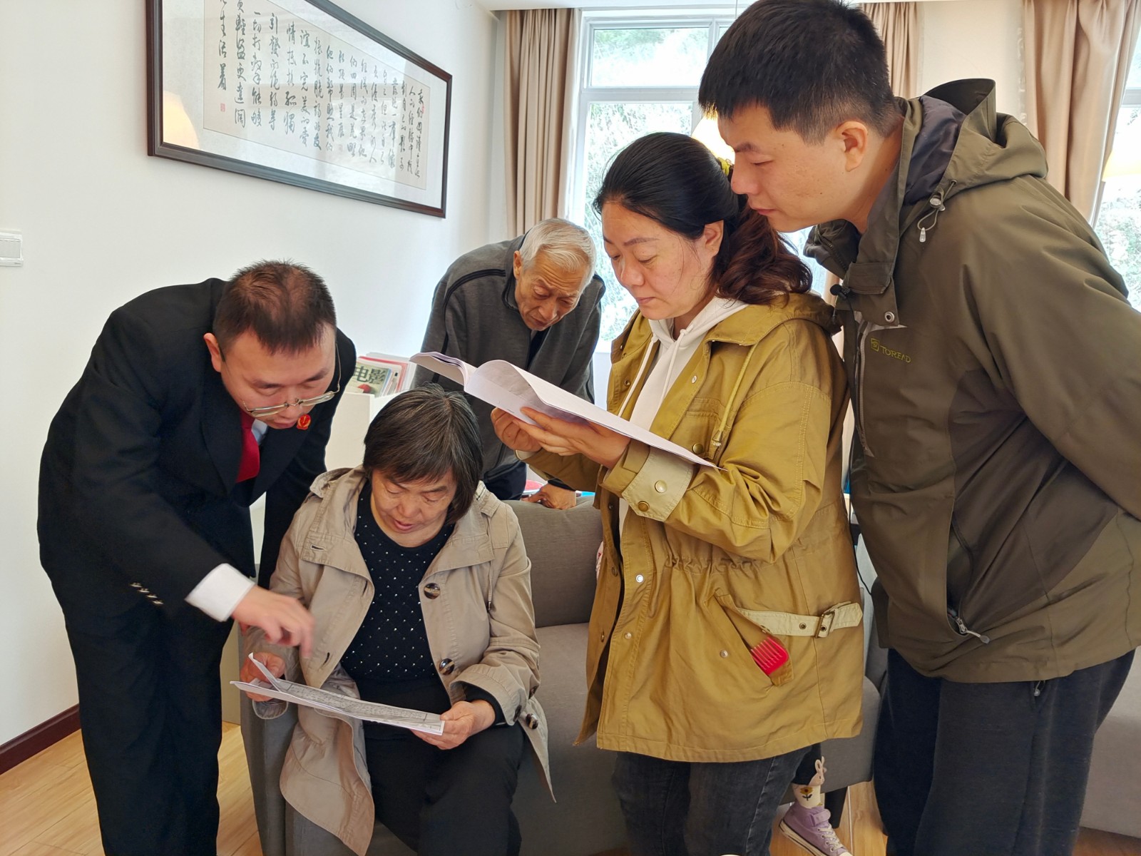 宝兴法院档案工作人员向张志平家人介绍复印档案情况.jpg