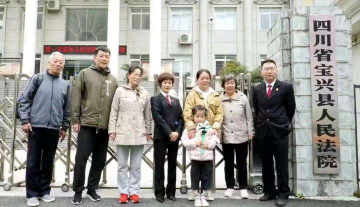 张志平老人一家与法院工作人员留影纪念.jpg