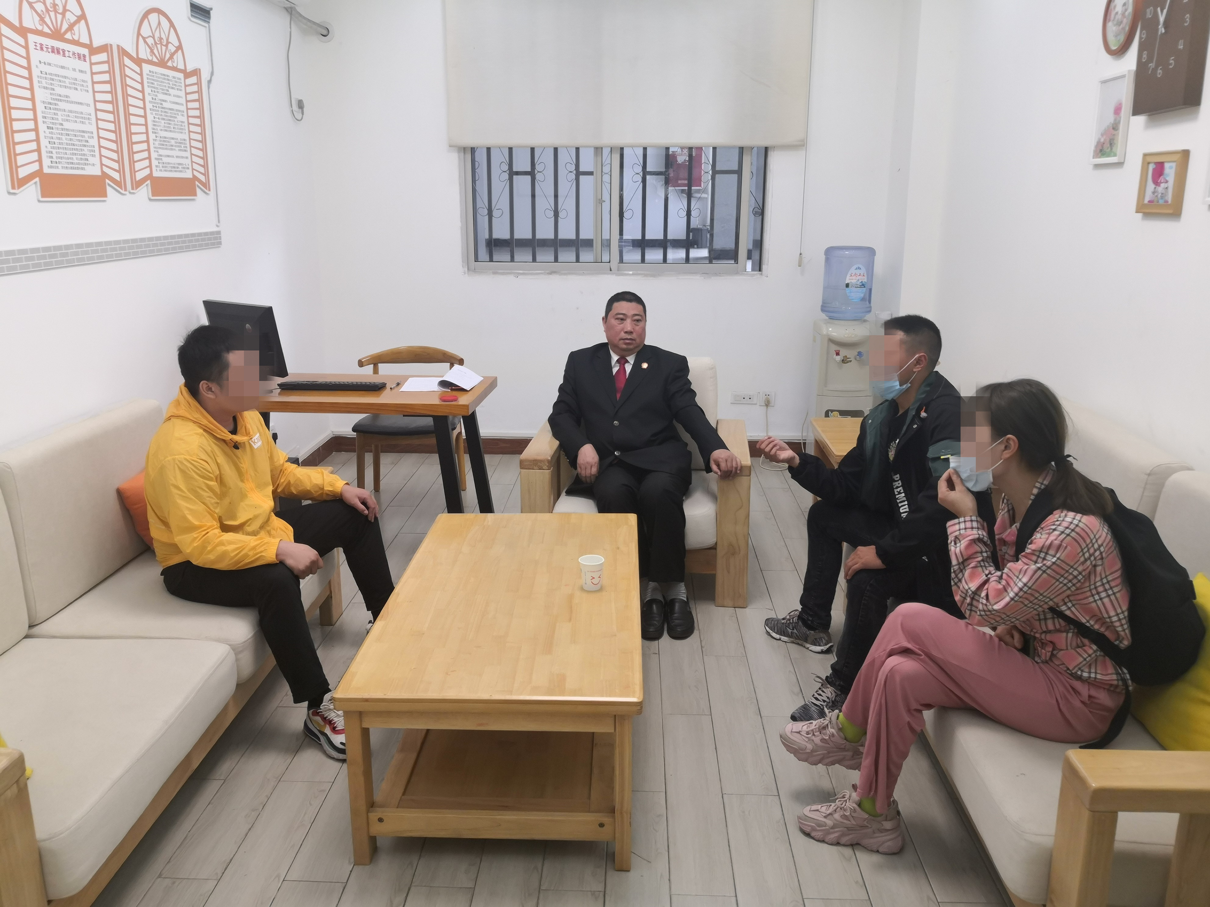 图片1：法官组织双方当事人座谈.jpg