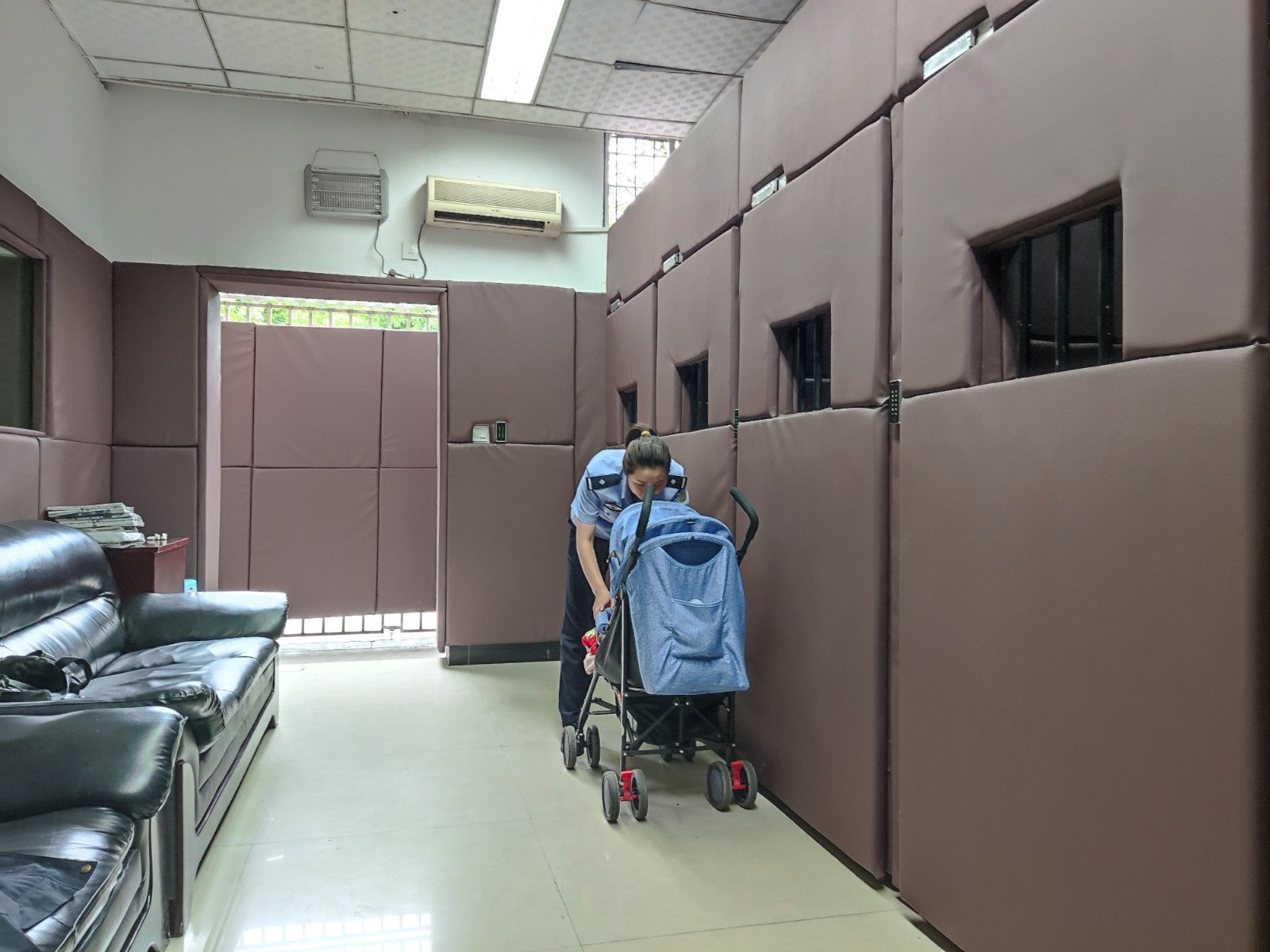 法警温柔安抚婴儿中.jpg