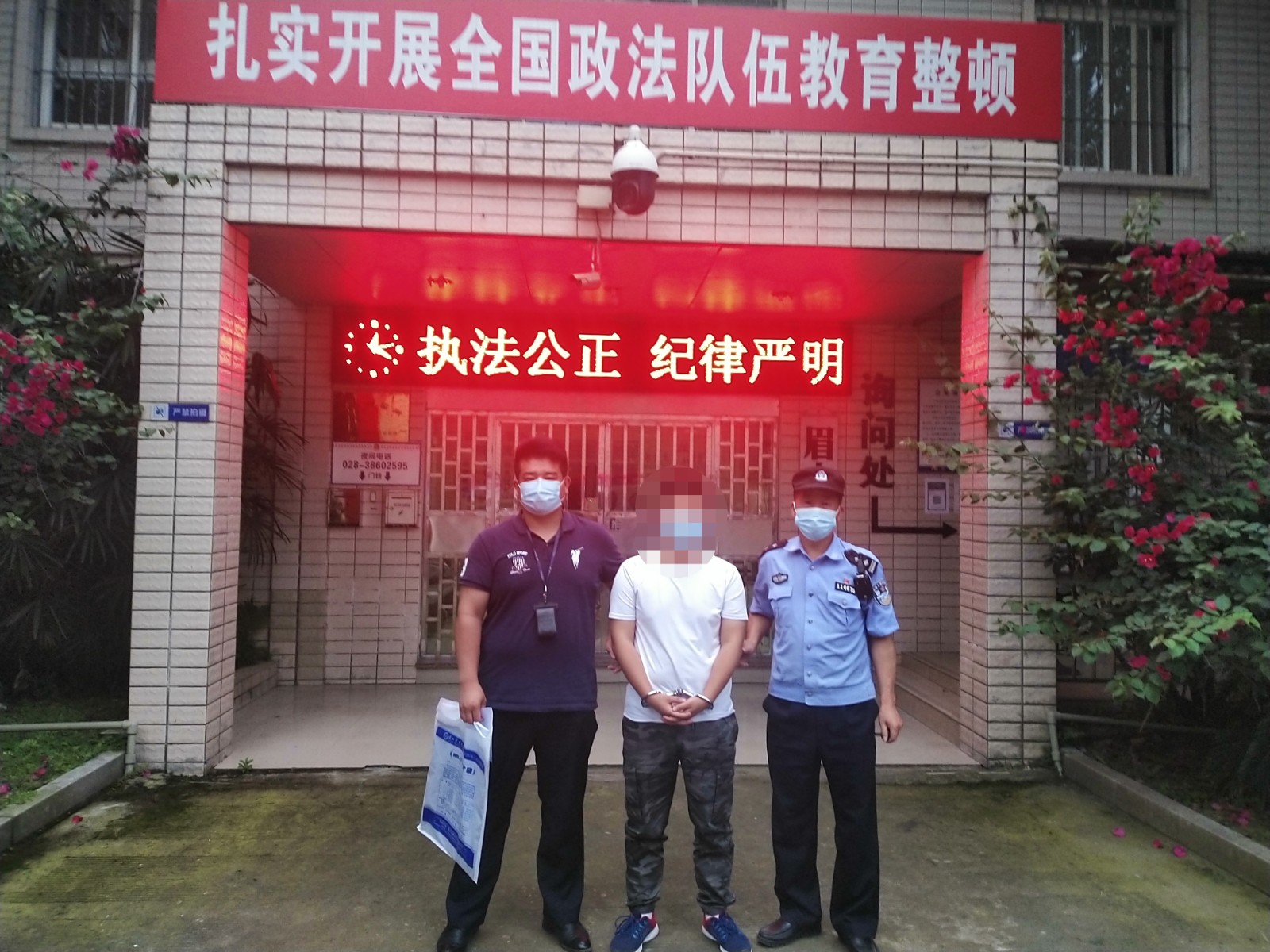 图1：吕某被传唤至派出所接受调查.jpg