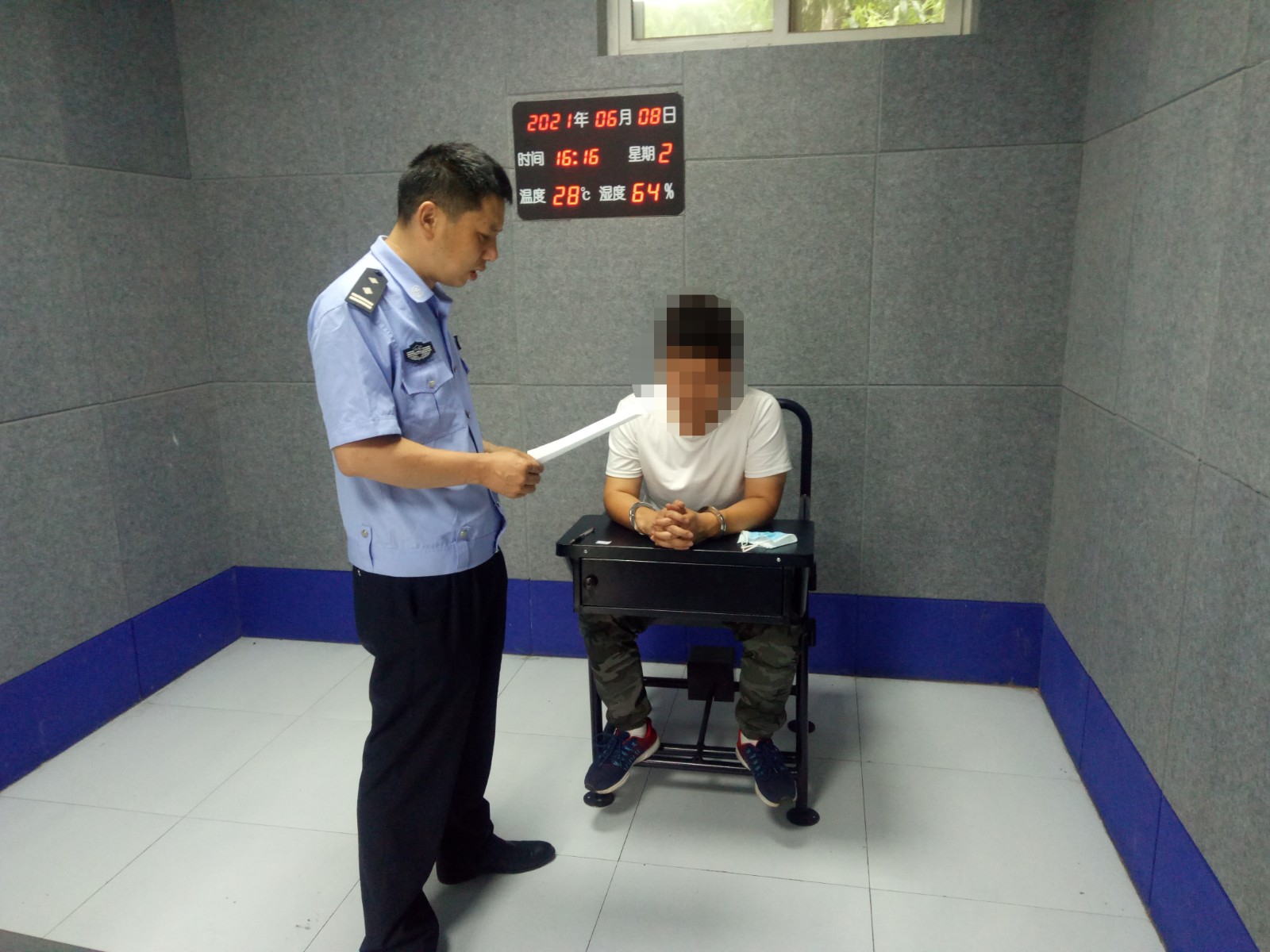图2：民警向吕某宣读处罚决定.jpg