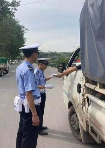 交警检查.jpg