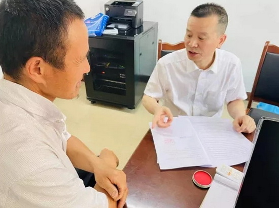 法官送文书.jpg