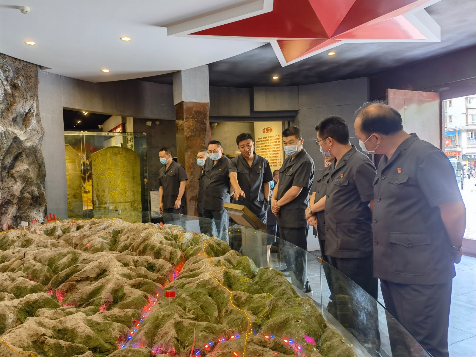 参观红军长征翻越夹金山纪念馆.jpg