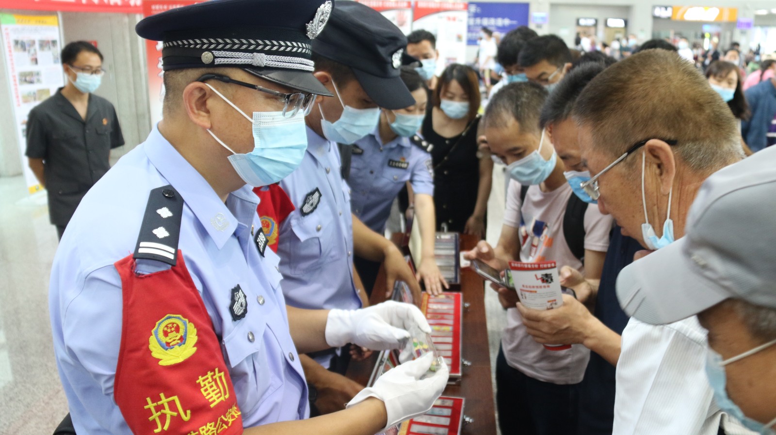 图1：西昌铁警向旅客介绍新型毒品.JPG