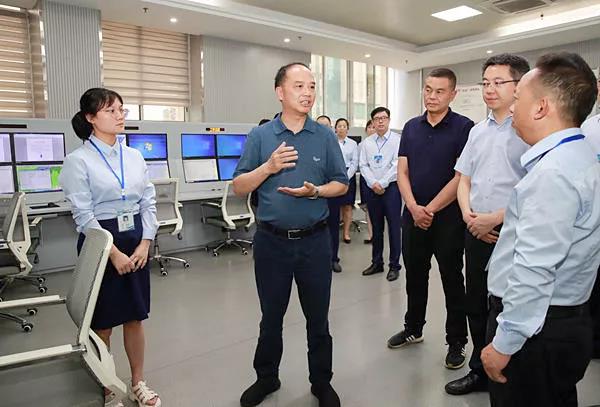 李酌在市气象局检查气象预测预警相关工作.jpg