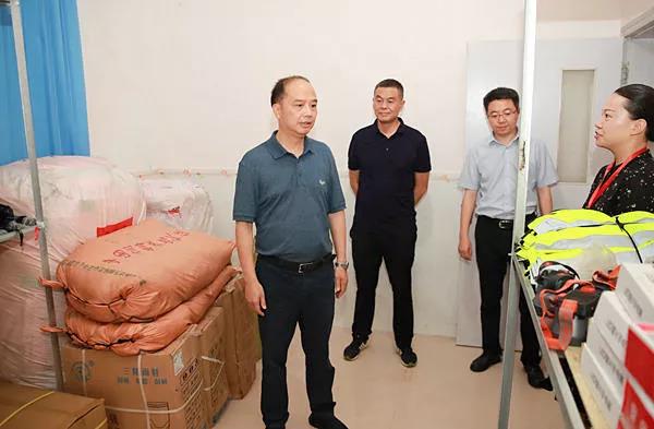 李酌在雨城区望鱼镇政府，检查应急值守、物资储备情况.jpg