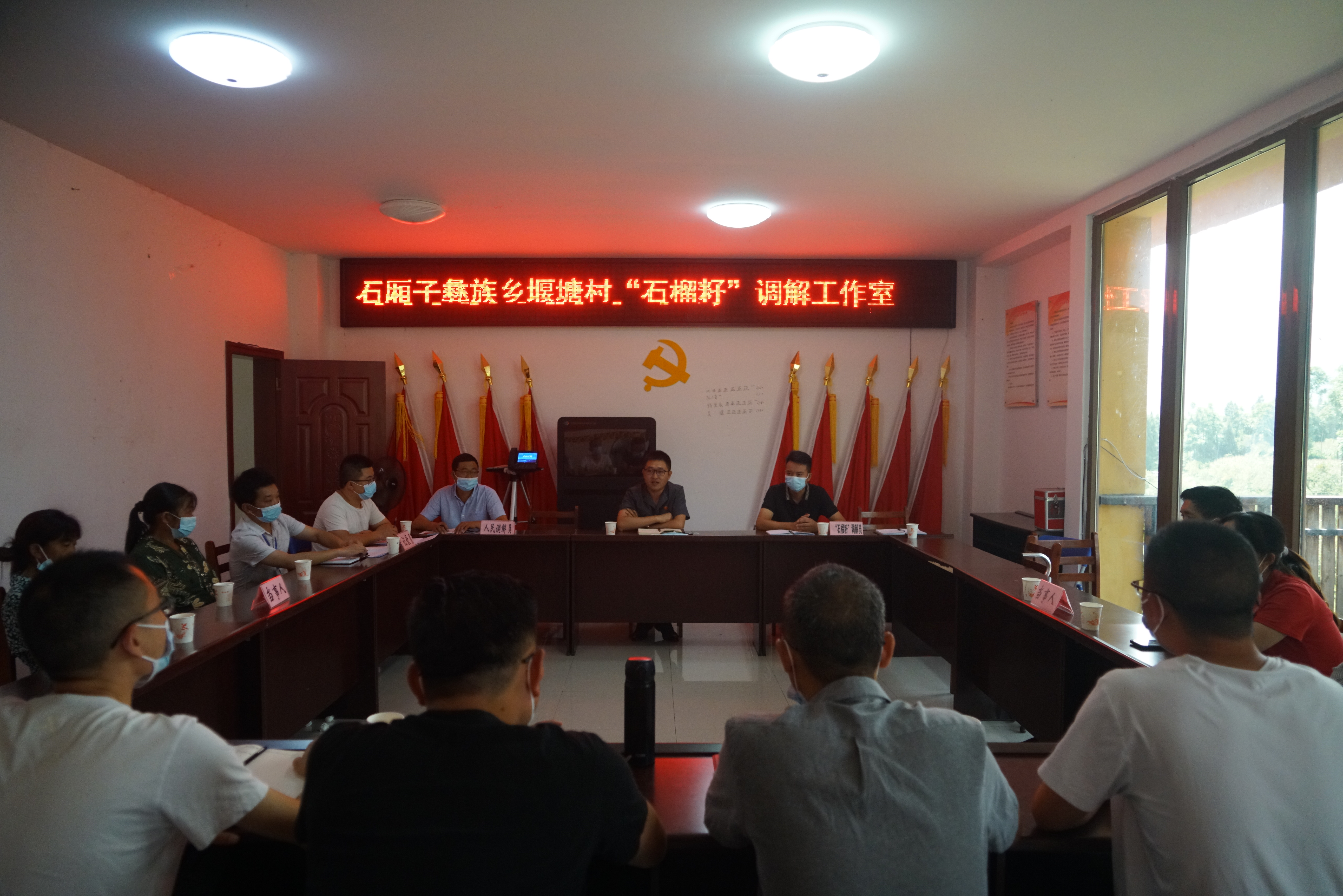 图：调解现场，摩尼法庭法官宣讲涉案纠纷的法律法规以及相应法律后果.JPG