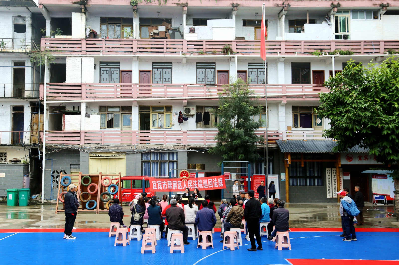2.巡回法庭在社区院坝开庭.JPG