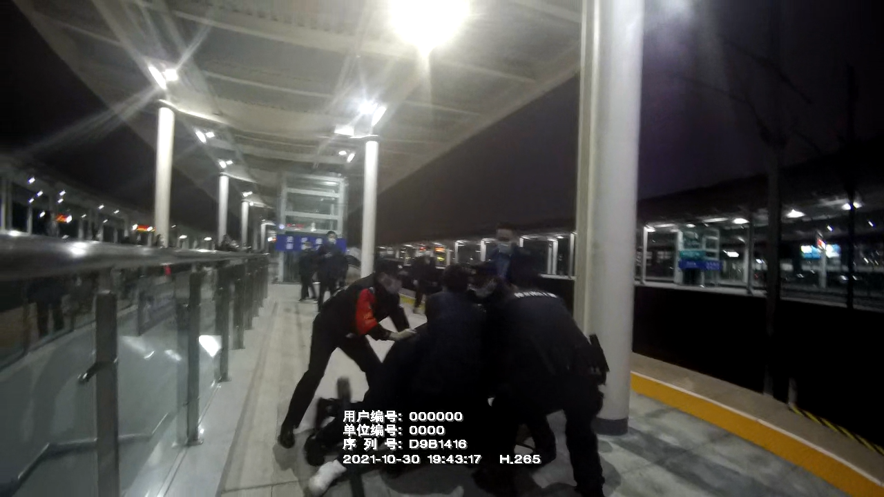男子欲冲下站台 被民警制止.jpg