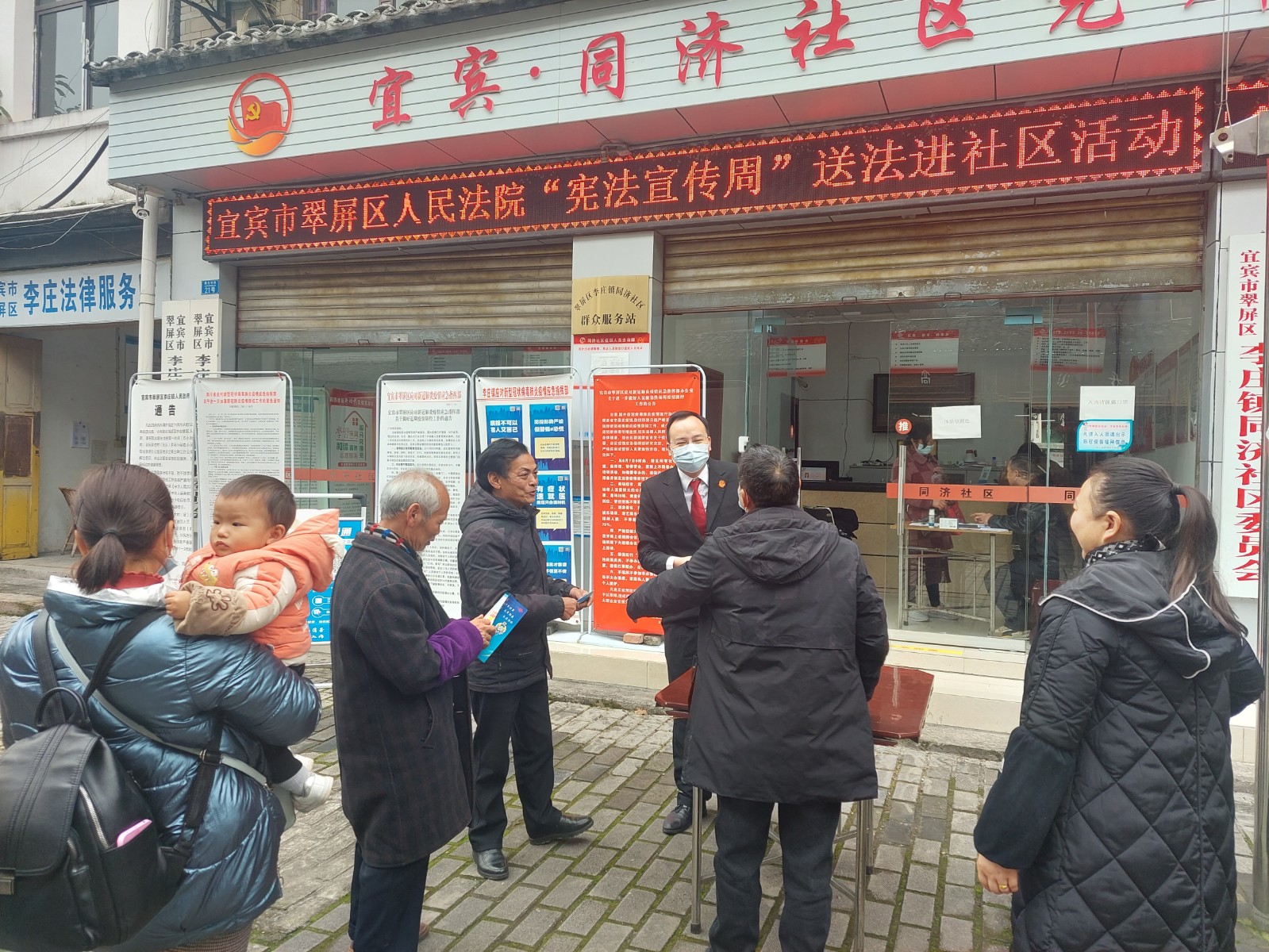 法官向群众介绍诉讼程序.jpg