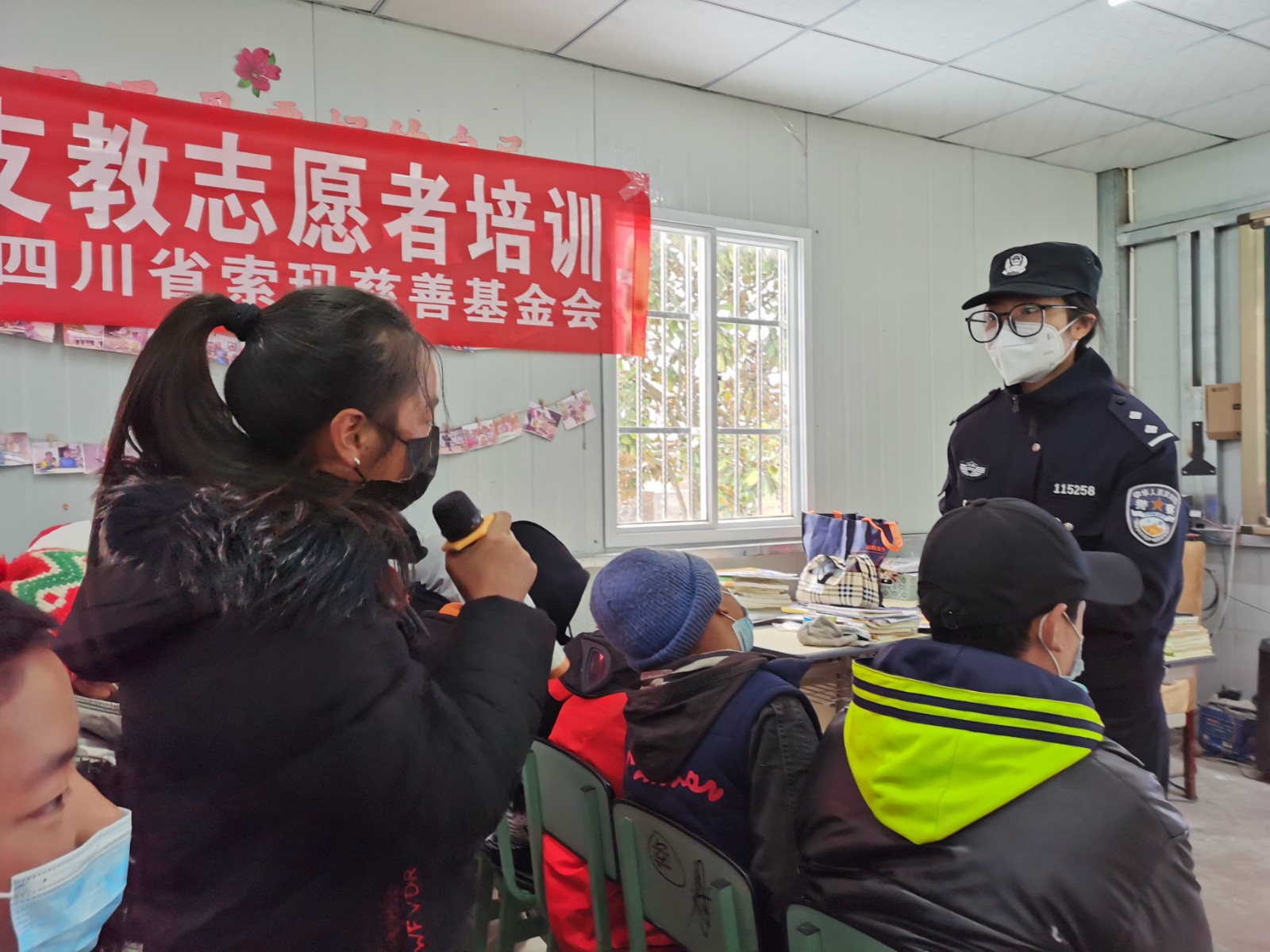 民警和同学开展有奖问猜活动.jpg