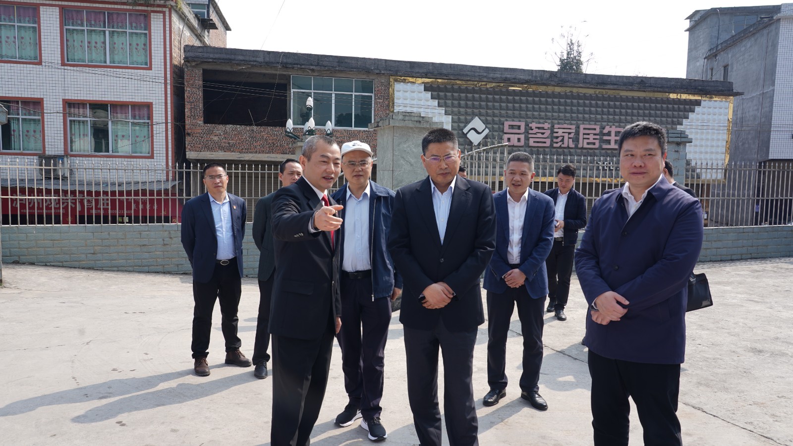 图片1：史红平副院长查看法庭工作情况.JPG