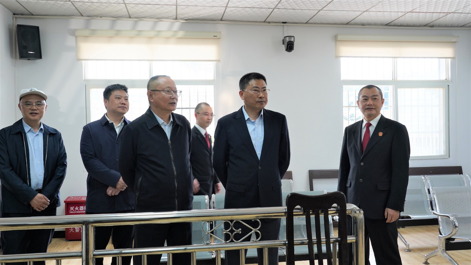 图片2：史红平副院长查看审判庭.JPG
