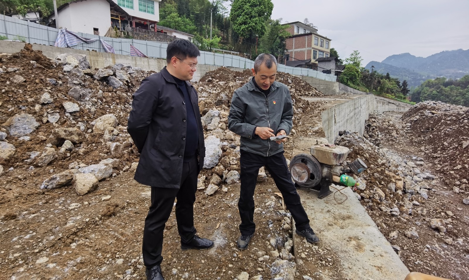图片2：胡浩院长在项目施工场地.jpg