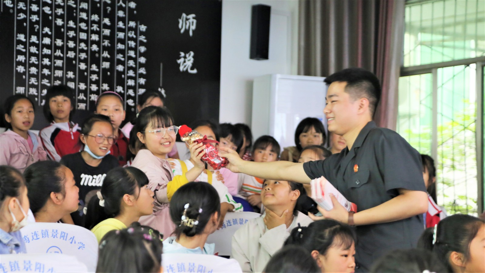 图片2：为答题的同学赠送礼物.JPG