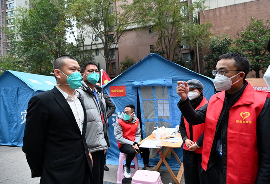 在西林街道汉安天地小区，抗疫人员坚守在疫情防控一线.jpg
