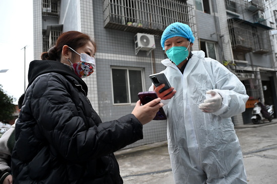 双才镇中心卫生院医护人员和志愿者正在登记黄连铺社区居民信息.jpg