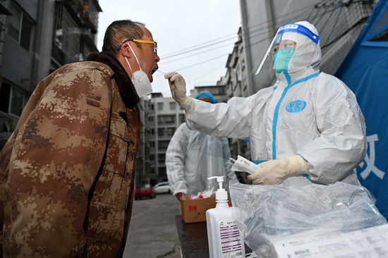 双才镇中心卫生院医护人员正在为黄连铺社区群众采集核酸2.jpg