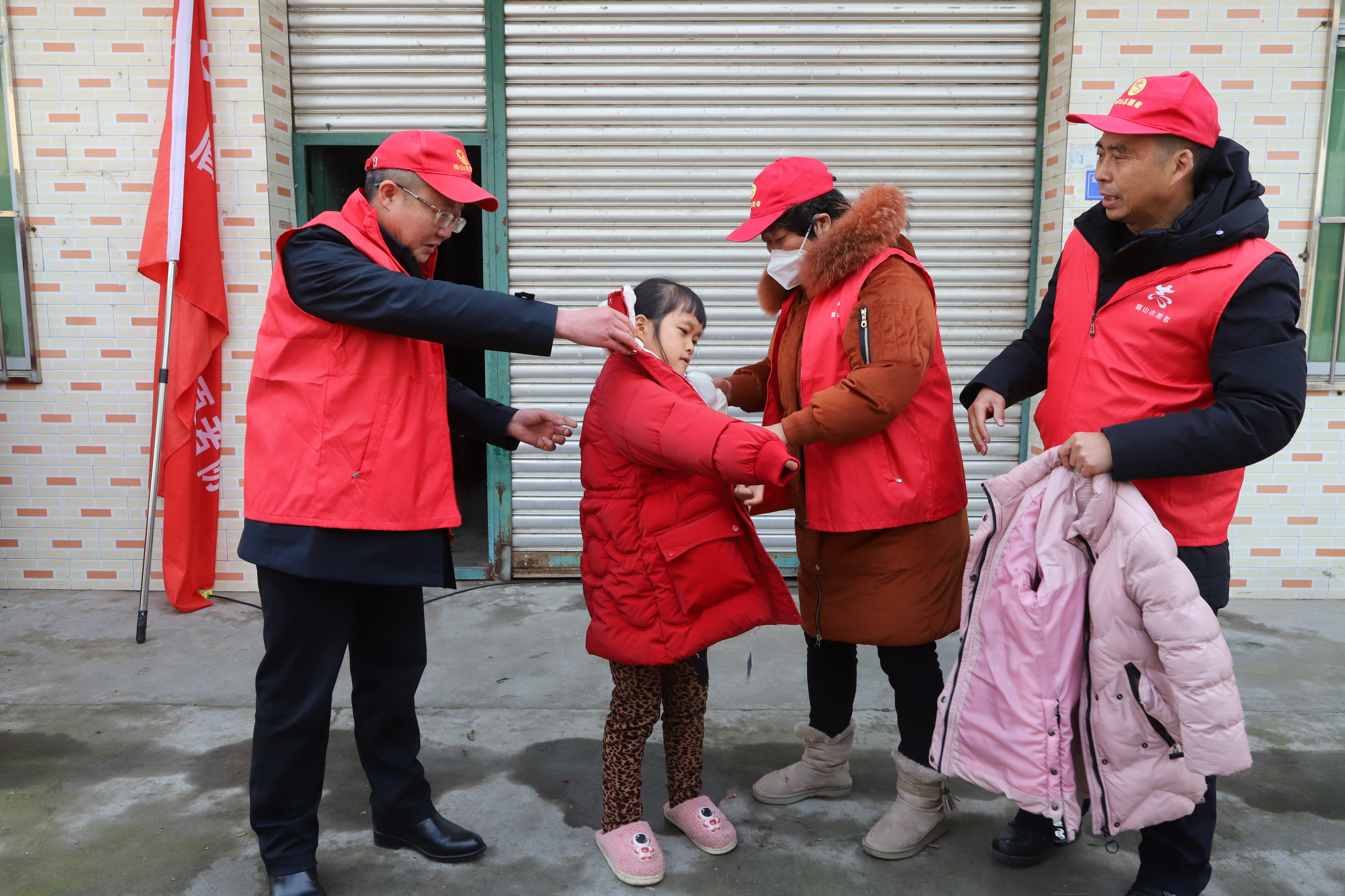 11志愿者在帮助孤儿黄芷茹试穿新衣服。.JPG