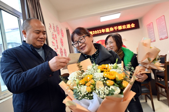 退休干部与在职人员互道珍重.jpg