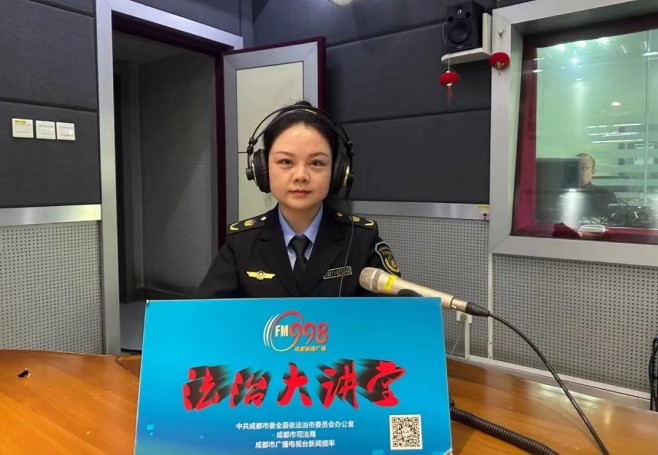 义不容辞的社会责任让她走进成都广播电台