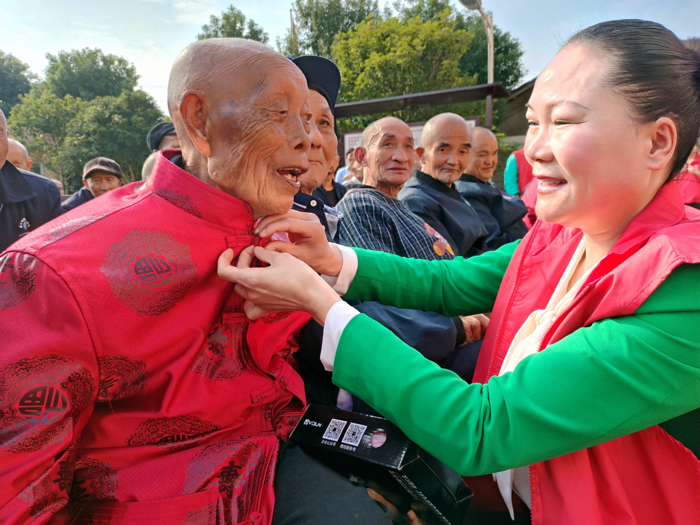 1.为张开伦老人赠送寿字衣服现场。.jpg