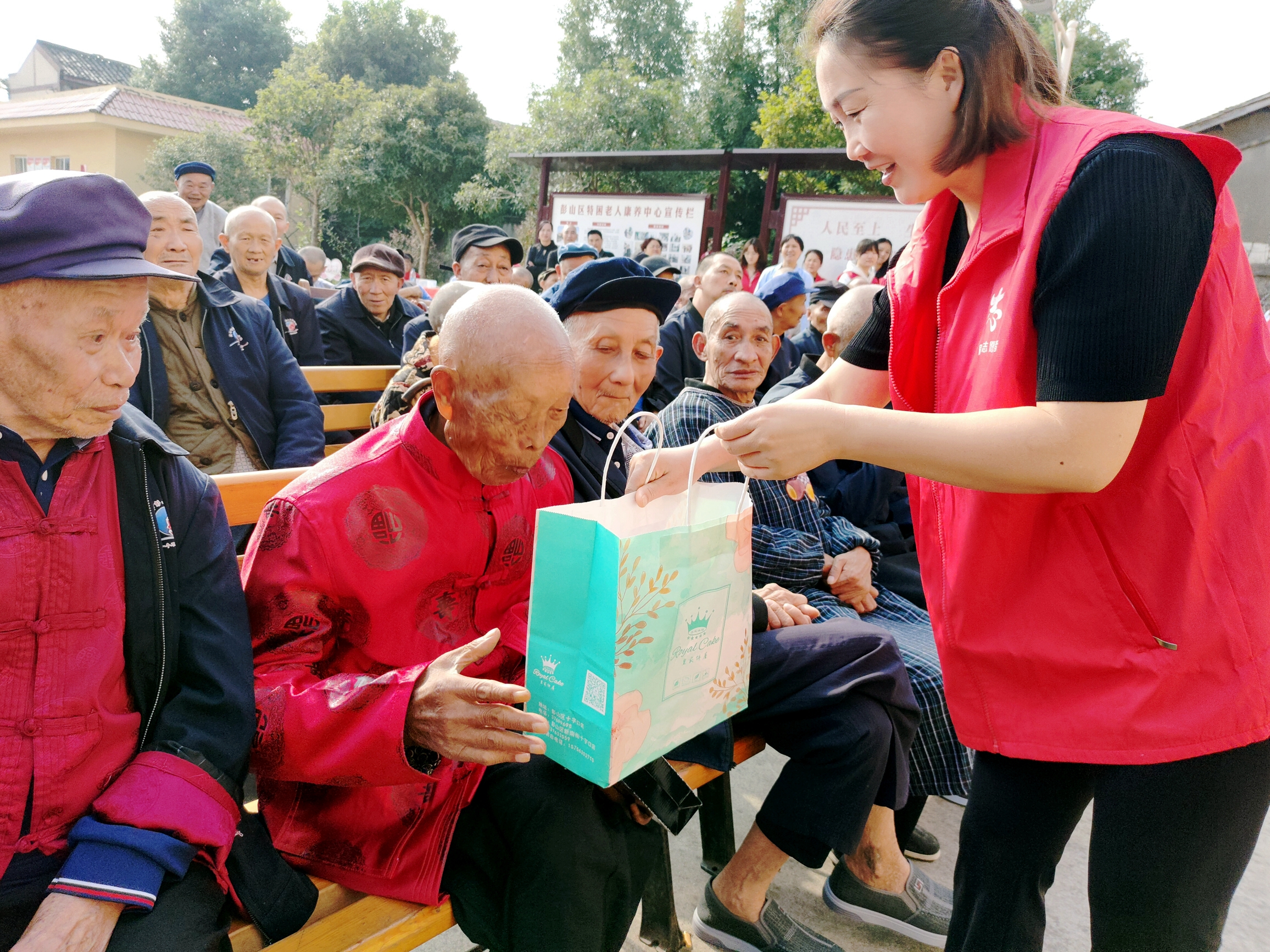 2.为张开伦老人赠送礼品现场。.jpg