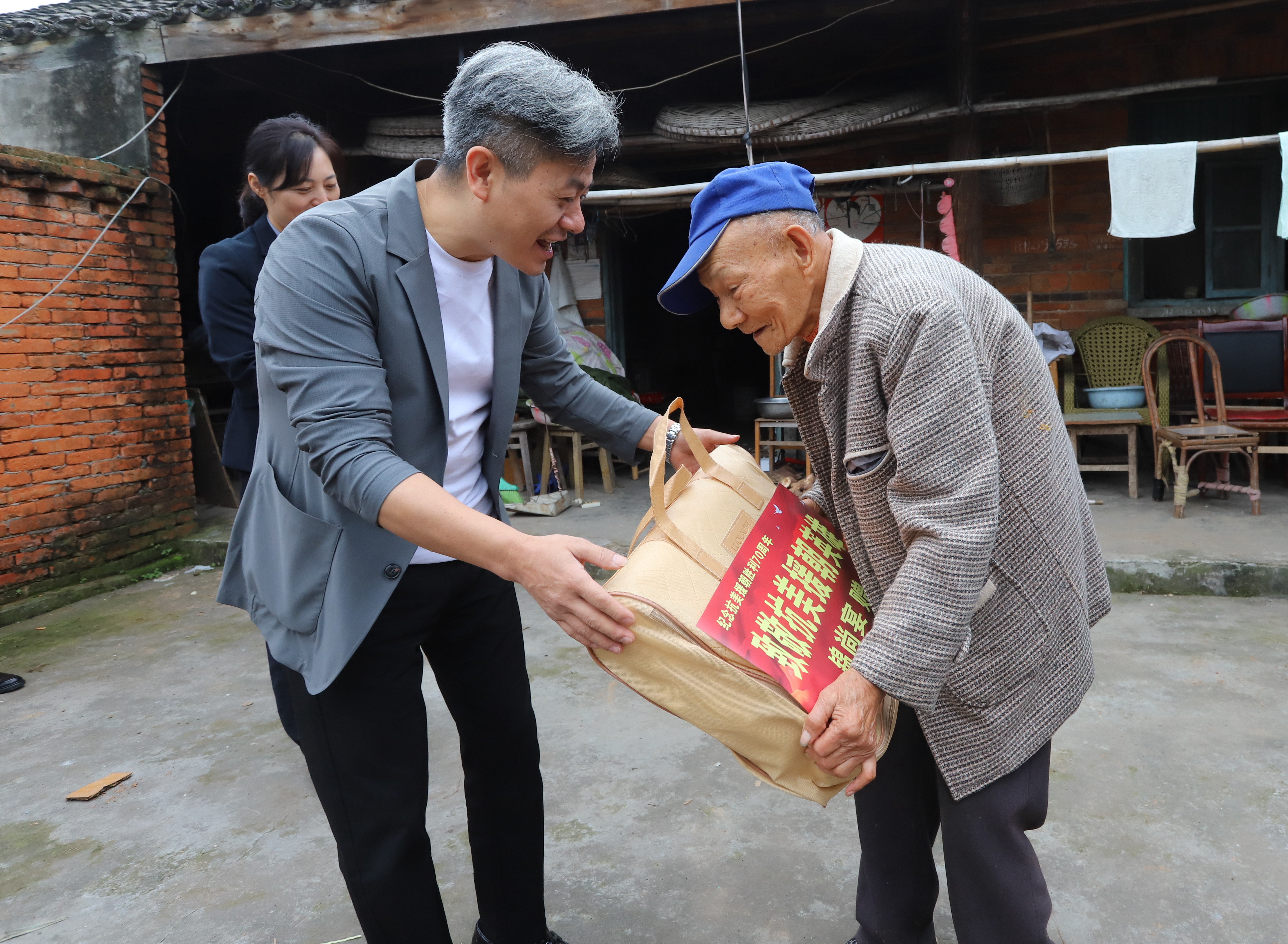 1慰问老战士现场。.JPG