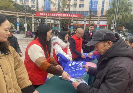 隆昌市委政法委开展“宪法宣传周”集中宣传活动