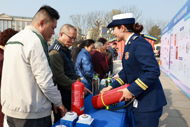 成都市消防救援支队开展“3•15” 电动自行车火灾防范和消防产品识假辨假宣传活动