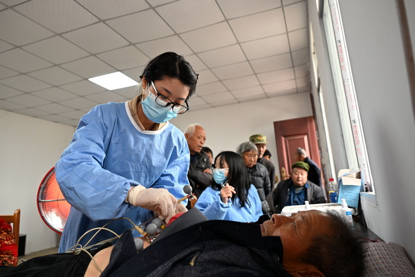 医护人员为老年人做心电图检查.JPG