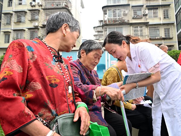 志愿者在便民义诊现场发放健康资料.JPG