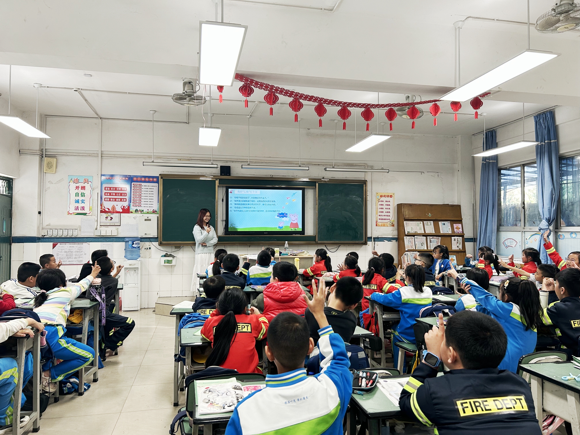 4-1大学生给小学生上心理课2.jpg
