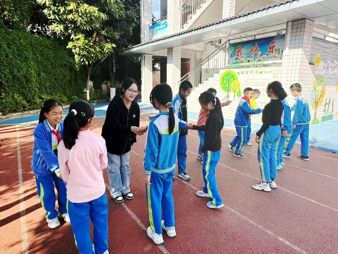 6大手牵小手-课程心理活动1.jpg