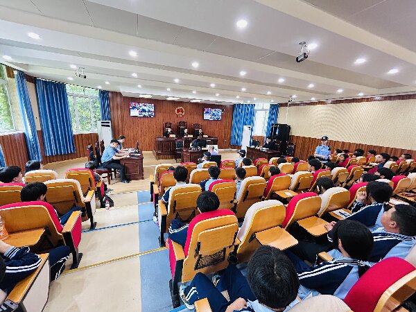 庭审现场 (1).jpg